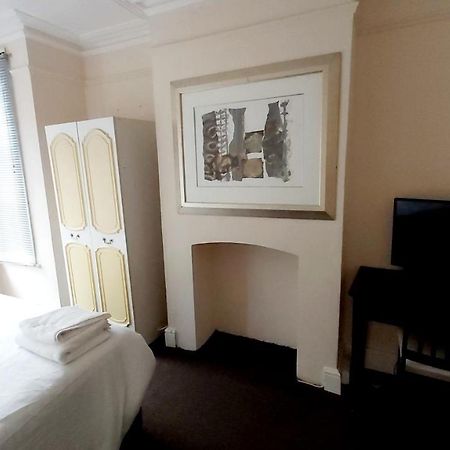 Priestfield House Medway Bed & Breakfast กิลลิงแงม ภายนอก รูปภาพ