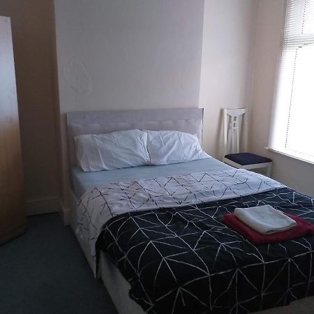 Priestfield House Medway Bed & Breakfast กิลลิงแงม ภายนอก รูปภาพ