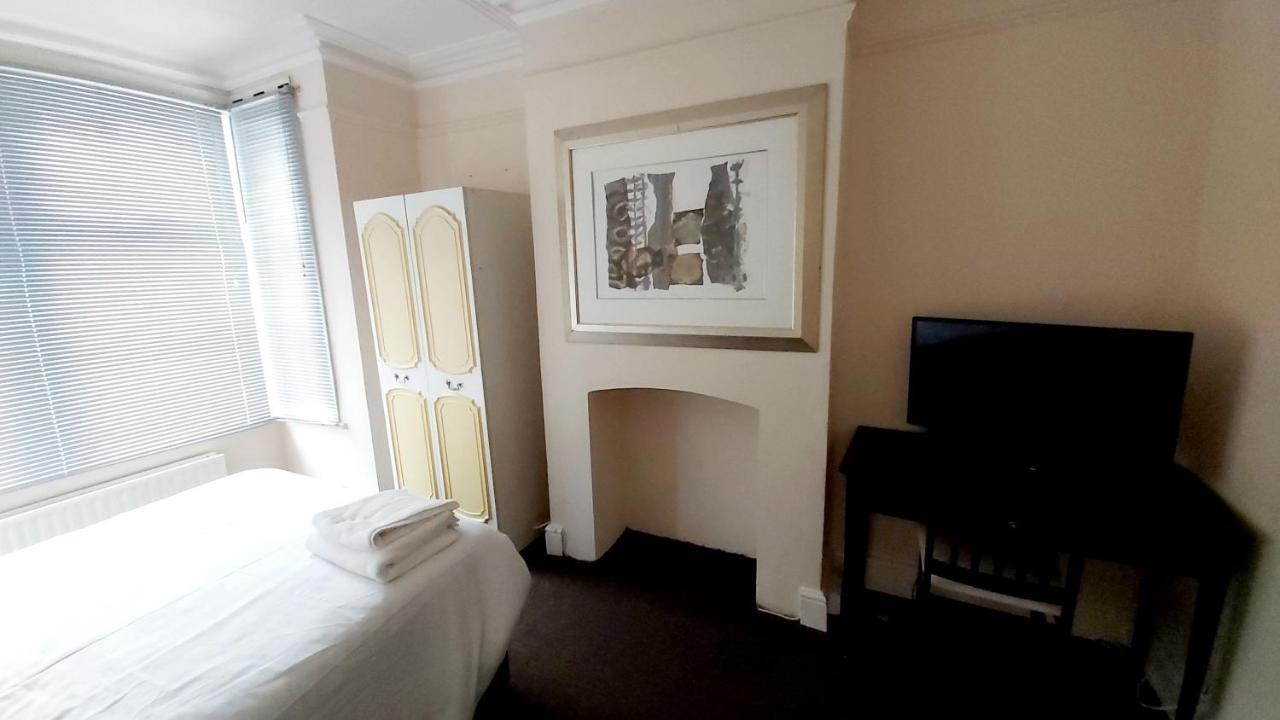 Priestfield House Medway Bed & Breakfast กิลลิงแงม ภายนอก รูปภาพ