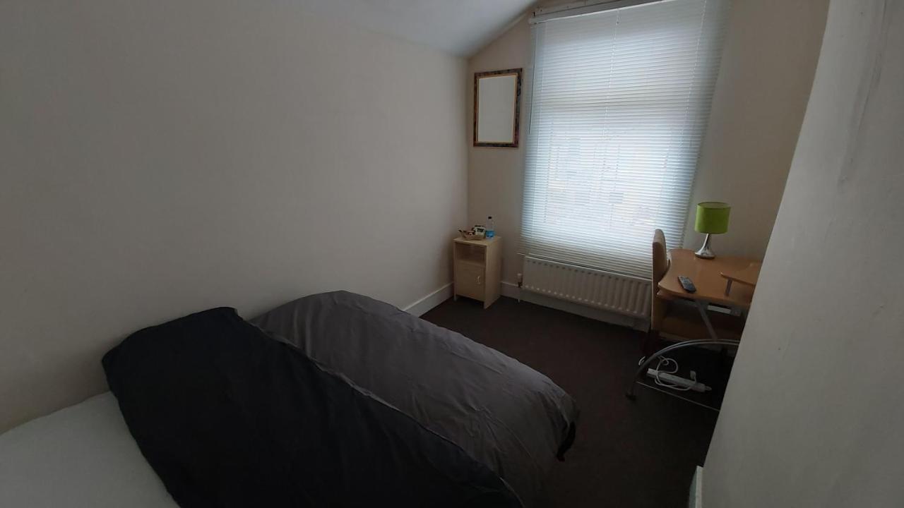 Priestfield House Medway Bed & Breakfast กิลลิงแงม ภายนอก รูปภาพ