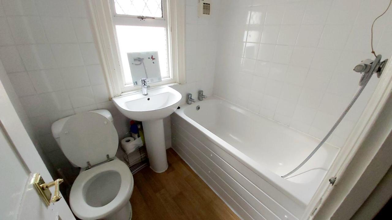 Priestfield House Medway Bed & Breakfast กิลลิงแงม ภายนอก รูปภาพ