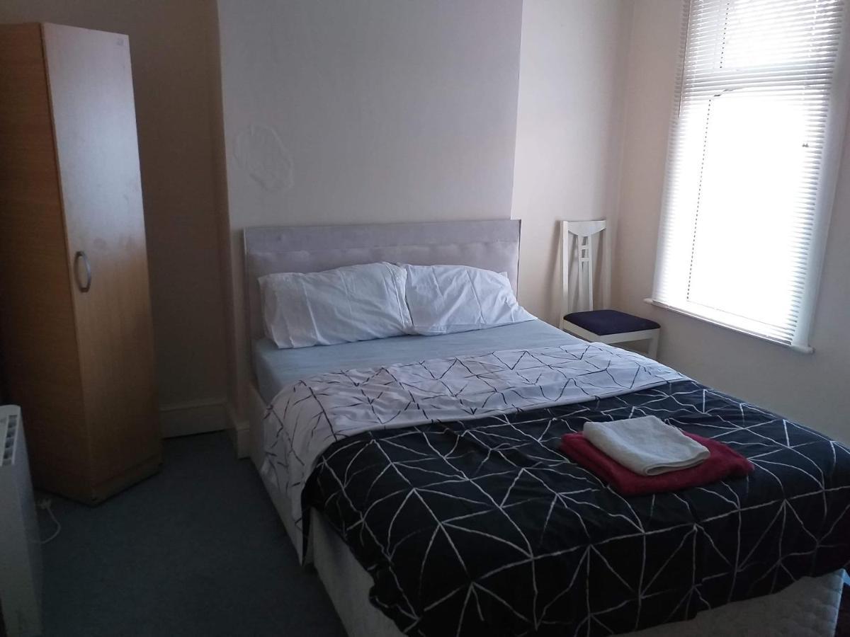 Priestfield House Medway Bed & Breakfast กิลลิงแงม ภายนอก รูปภาพ